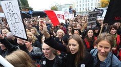Poľky odeté v čiernom dnes protestujú. Chcú mať právo na potrat