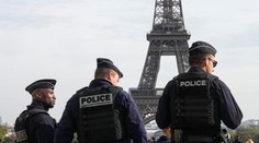 Pod Eiffelovkou sa objavili rakvy s nápisom „Francúzski vojaci, ktorí, padli na Ukrajine“