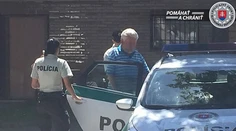 Muž (59) z Bánoviec nad Bebravou v garáži zneužíval dve malé deti. Lákal ich na modely lietadiel