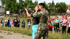 Slovenskí militanti na školách. So zbraňami sa prihovárali deťom