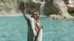 Nemecká spisovateľka sa vykúpala vo Fontáne di Trevi. Všetko iba pre jednu vec