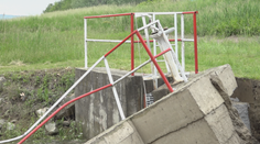 Mohutná loď poškodila hrádzu pri Štúrove, zaplavenie hrozí týmto obciam