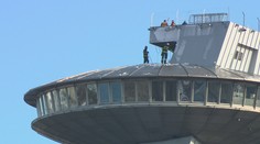 Most SNP uzavreli, odstraňujú ľad a sneh zo strechy reštaurácie