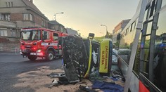Vážna nehoda v Česku: Zrazila sa sanitka, autobus a auto. Na mieste sú zranení