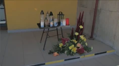 Spred školy v Staškove zmizli policajné autá a pásky. Pred vchodom vzniklo pietne miesto