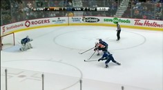 Giroux mal na chrbte nalepeného obrancu, spadol na kolená, no aj tak skóroval