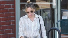 Kate Hudson vystupovala z auta. Zradili ju neposlušné šaty