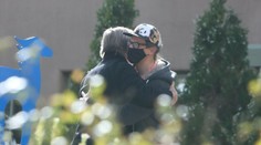 Dojímavý okamih: Alec Baldwin objal manžela a syna kameramanky, ktorú nechtiac zastrelil