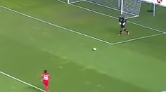 VIDEO: Debut v reprezentácii sa premenil na nočnú moru. To, čo dokázal gólman Haiti, sa len tak nevidí