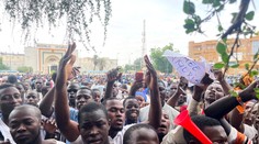 VIDEO: V Nigeri protestovali s ruskými vlajkami v rukách. Dav podpálil dvere francúzskeho veľvyslanectva