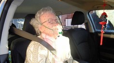 Policajti chceli zachrániť starú ženu pred mrazom, nakoniec neverili vlastným očiam