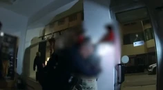 Muž, ktorý sa vlámal do predajne v Bratislave, je stále na úteku. Využil moment neskúseného policajta, uviedla Maškarová