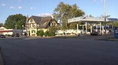 Chlapec (11) na čerpacej stanici zbraňou omráčil vodiča, následne mu spolu s matkou ukradli auto