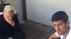 Djokovič vymenil pred finále raketu za kráľovskú hru