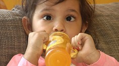 Zo zdravej dcérky majú takmer nevládne dieťa. Vinia za to personál nemocnice