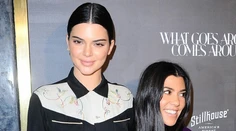 Kendall Jenner ako obryňa. Kardashianka sa vedľa nej na koberci takmer stratila