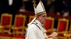 Pápež si na polnočnej omši opäť nedal servítku pred ústa