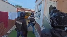 VIDEO: Policajná razia. Vydávali sa za ženu, matku aj policajta. Od 26-ročného muža mali podvodníci vylákať 10-tisíc eur