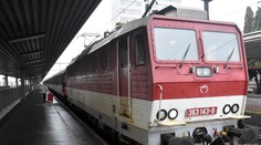 Surový útok vo vlaku do Malaciek: Kopance, päste a zlomený nos. Terčom len 17-ročná Sofia