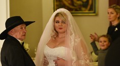 Evelyn vo svadobných šatách. S deduškom a poriadne nadupaným výstrihom