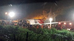 V Indii havarovalo lietadlo. Zahynulo minimálne 16 ľudí a vyše sto je zranených