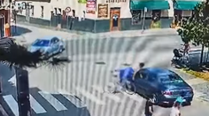 VIDEO: Cyklistka (18) bez prilby mala obrovské šťastie. Vo Fiľakove nevytočila zákrutu a vpálila do auta