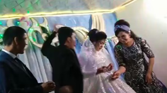 VIDEO: Ženích počas svadby päsťou udrel nevestu. Dôvod jeho kroku je bizarný