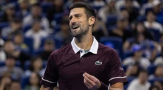 VIDEO: Medvedev v zlosti odpálil loptičku do hľadiska a trafil diváka do tváre. Djokovič: „Som v šoku“