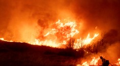 Vyzerá to, akoby tam spadla bomba. Požiare v Los Angeles zničili už desaťtisíc budov a zabili desať ľudí