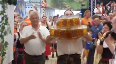 VIDEO: Nemec zlomil rekord. V náruči odniesol 27 litrových krígľov naraz!