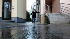 Na väčšine územia hrozí poľadovica. Niekde tiež zafúka silný vietor