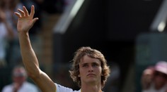 Alexander Zverev postúpil na Wimbledone do 2. kola, Federerov súper skrečoval