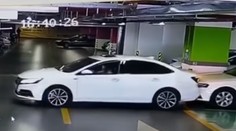 Cúvanie jej veľmi nejde. Žena v garáži postupne narazila do Maserati, Audi aj BMW