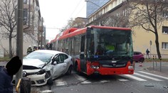 V Bratislave sa zrazil trolejbus s nákladiakom a autom, hlásili zranených