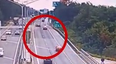 VIDEO: Dve autá sa zrážke vyhli len náhodou. Nechýbalo veľa a obetí tragickej nehody na D2 mohlo byť viac