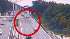 VIDEO: Dve autá sa zrážke vyhli len náhodou. Nechýbalo veľa a obetí tragickej nehody na D2 mohlo byť viac