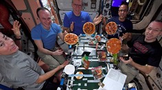 Posádka na ISS si urobila prvú pizza párty vo vesmíre
