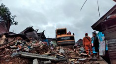 Zemetrasenie v Indonézii: Nemocnica je zrovnaná so zemou, pod troskami uviazli pacienti i personál