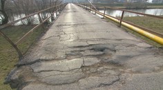 Prehnité drevo, diery a roky ignorácie. Mesto most v Nitre zatvorilo, náhradná trasa ničí autá aj nervy podnikateľov