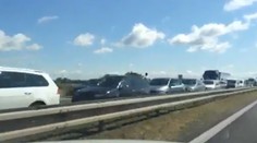 Aj vy ste dnes stáli v kolóne na R1? Dôvodom bola reťazová nehoda