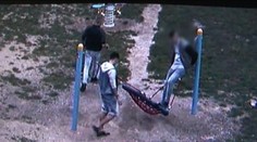 Kamera zachytila vandalov na detskom ihrisku