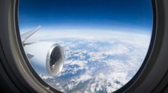 Z cestovania, ktoré malo trvať 13 hodín, sa stal najdlhší let v histórii. Letecká spoločnosť odmieta kritiku