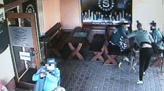 Kamera zachytila, ako pes zaútočil v prievidzskom pohostinstve na čašníčku