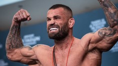 Bil sa so zlomenou rukou. Attila by ma musel zabiť, aby vyhral. Je čas na „smažák“, vravel federálny šampión