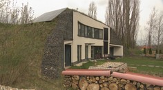 Mladá rodina si postavila dom v kopci. Sú ekologickí a sebestační