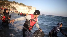 Migranti v Grécku sa zo zúfalstva pokúšajú doplávať nazad do Turecka