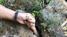 Dramatická záchrana: Chlapca (7) vtiahol prúd vody do jaskyne, hasiči sa k nemu museli prekopať