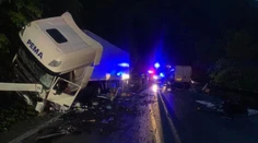 Vážna nehoda pod Strečnom. Po zrážke kamióna s dodávkou skončil muž v bezvedomí v nemocnici