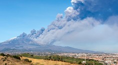 Z novej pukliny na sopke Etna sa valí láva a popol