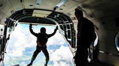 Parašutistovi zlyhal padák. Prerazil strechu domu a pristál v kuchyni